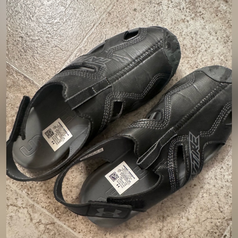 Black and Gray Under Armour sandals size 3 great condition wore once